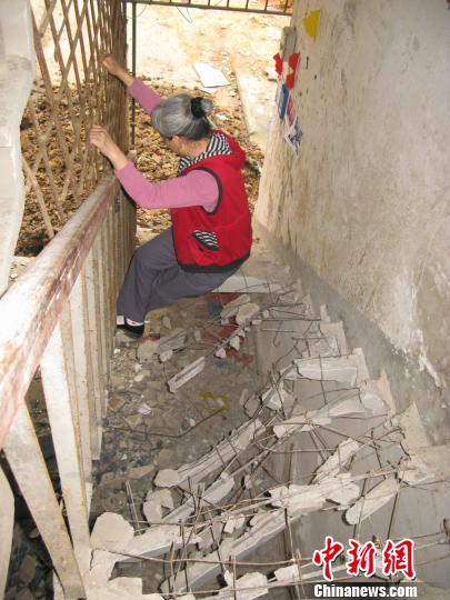广西柳州旧房改造住户遭拆楼梯断水电泼粪便逼迁